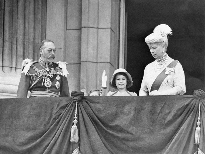 Công chúa Elizabeth đứng trên ban công của Cung điện Buckingham cùng Quốc vương George V và Hoàng hậu Mary năm 1935.