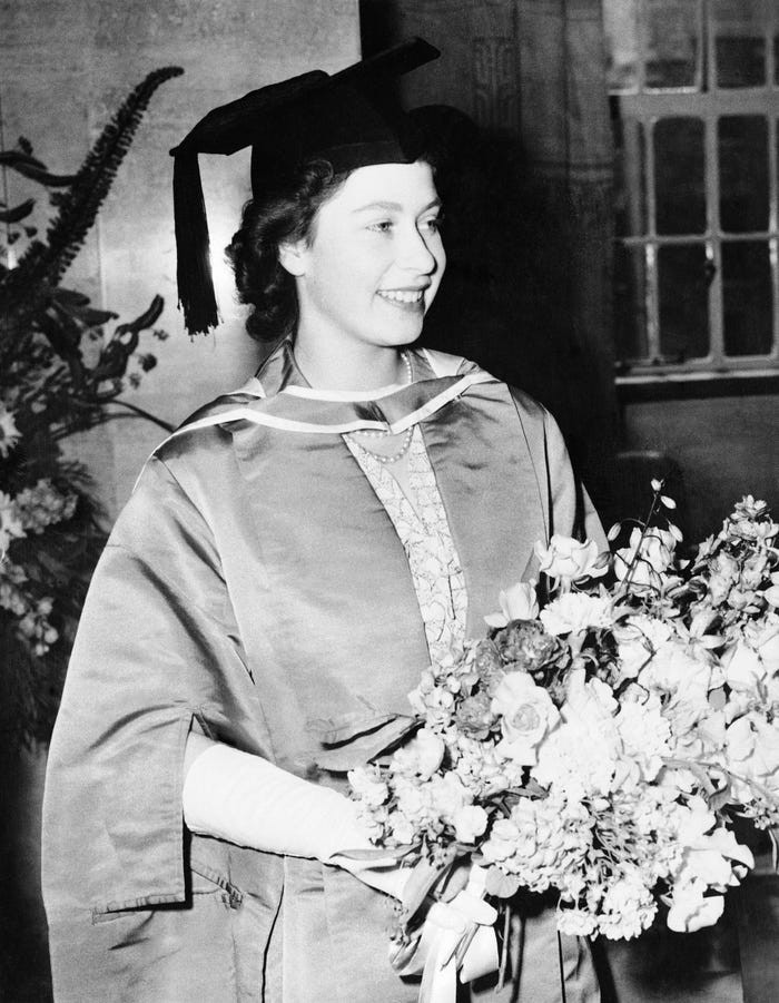 Công chúa Elizabeth nhận bằng cử nhân Âm nhạc của trường Đại học London vào năm 1946.