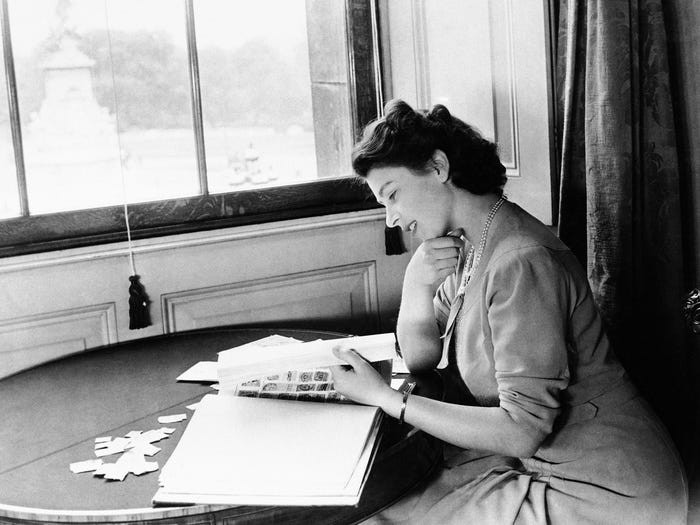 Công chúa Elizabeth xem lại bộ sưu tập tem của bà năm 1946.