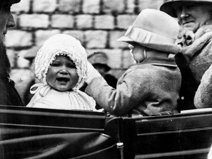 Công chúa Elizabeth trong bức ảnh được chụp năm 1927. Công chúa Elizabeth ngồi trên xe cùng chị họ, Gerald Lascelles, đi xung quanh Lâu đài Windsor.
