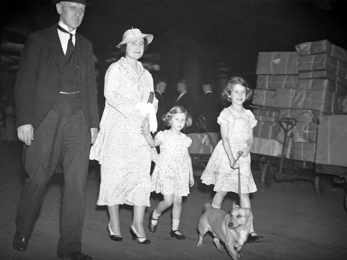 Công chúa Elizabeth dắt một chú cún cưng ở Scotland năm 1935.