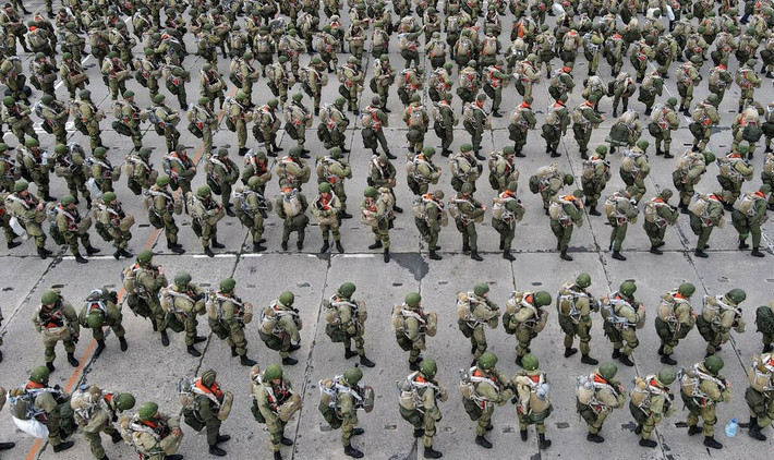 Trước đó, Nga đã tăng cường quân đội ở khu vực gần biên giới với Ukraine trong bối cảnh quan hệ Nga - Ukraine leo thang và nhiều nước phương Tây ngày càng quan ngại những vi phạm lệnh ngừng bắn ở miền Đông Ukraine. Ảnh: Reuters.