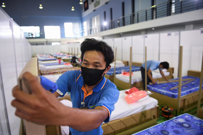 "Chúng tôi đặt mục tiêu tăng tối thiểu số giường bệnh tại các bệnh viện dã chiến lên 10.000 giường. Điều này sẽ giúp công chúng tin tưởng rằng chúng tôi có thể ngăn chặn đợt bùng phát này", Suksan Kittisupakorn, Tổng giám đốc Cục Dịch vụ Y tế Thái Lan, nói với các phóng viên.
