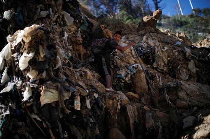 Nhiều người dân nghèo đã đổ xô đến Mine - bãi rác lớn nhất thành phố Guatemala để tìm kiếm những mảnh kim loại phế liệu. Ảnh: Reuters.