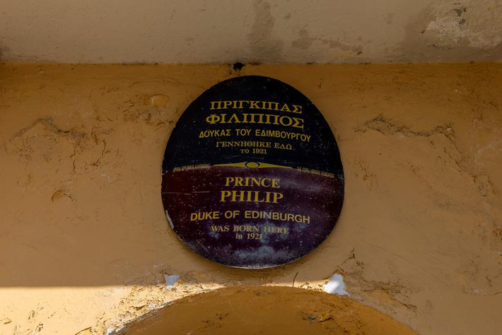 Tấm biển ở lối vào biệt thự Mon Repos có nội dung: "Hoàng thân Philip, Công tước xứ Edinburgh, chào đời tại đây năm 1921".