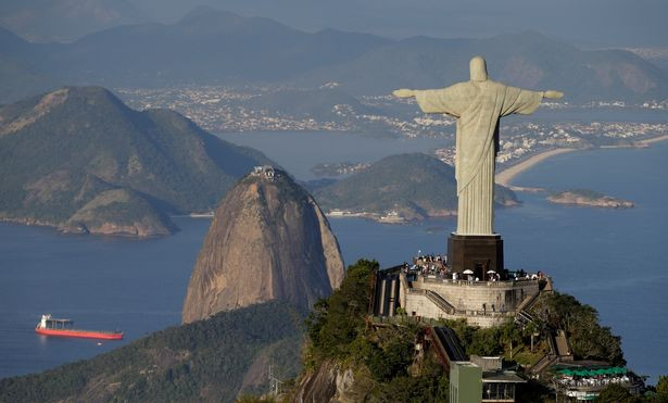Tượng Chúa Jesus này được cho cao hơn tượng Chúa Cứu thế nổi tiếng ở thành phố Rio de Janeiro. Ảnh: Mirror.