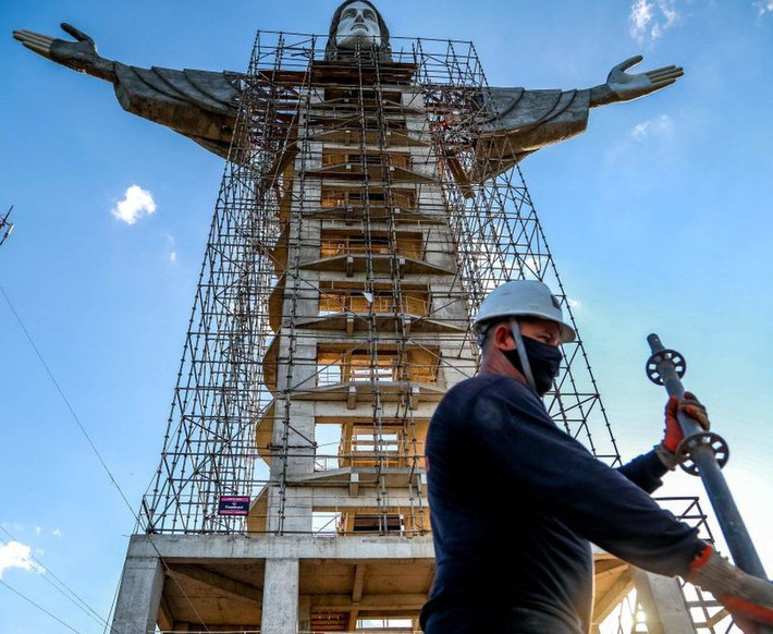 Công trình này được chính thức khởi công từ năm 2019. Đến nay, bức tượng Chúa Jesus được hoàn thiện phần đầu và hai cánh tay dang rộng. Ảnh: Getty.