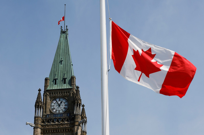 Tại Đồi Nghị viện, nơi đặt Nghị viện Canada, cờ cũng được hạ thấp để tưởng nhớ Hoàng thân Philip.