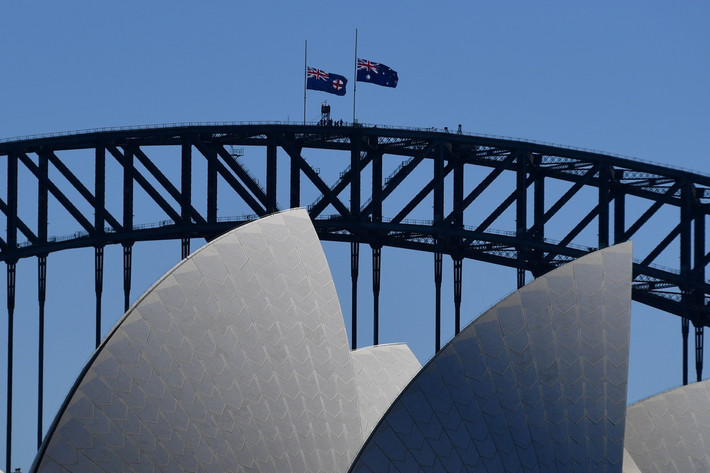 Cờ Úc trên cầu cảng Sydney được hạ thấp xuống sau khi Hoàng thân Philip qua đời.