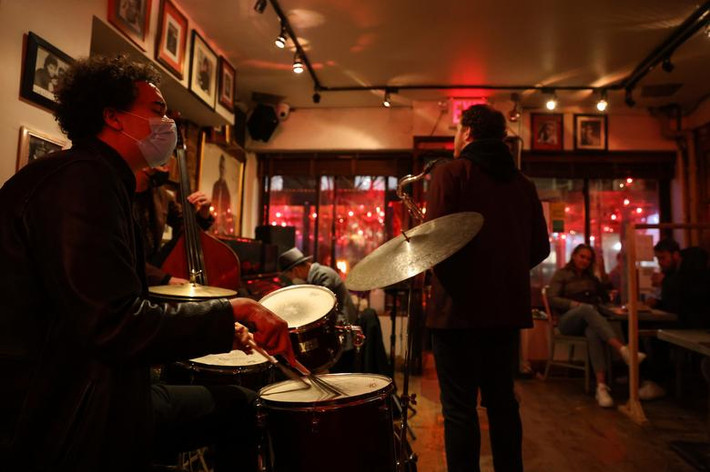 Ele Howell chơi trống cùng các thành viên của ban nhạc Momentum tại quán bar ở khu East Village, Manhattan (New York), ngày 2/4.