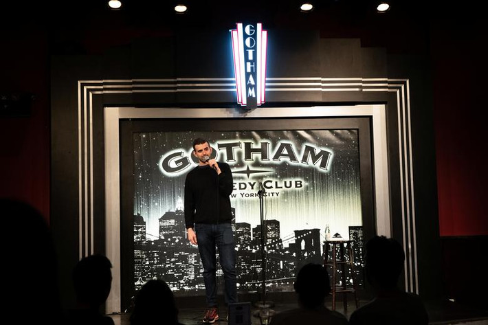 Sam Morril biểu diễn tại câu lạc bộ hài kịch Gotham ở Manhattan hôm 2/4.