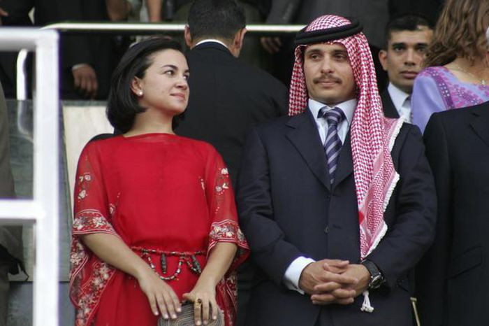 Nguồn tin cho hay, Hamzah là một người nổi tiếng ở Jordan, được mô tả là "người sùng đạo và khiêm tốn" và "hòa đồng với dân thường". Tuy nhiên, Hamzeh từng chỉ trích chính phủ Jordan. Ảnh: Cựu Thái tử Jordan Hamza bin Hussein trong một sự kiện năm 2009. Ảnh: Reuters.
