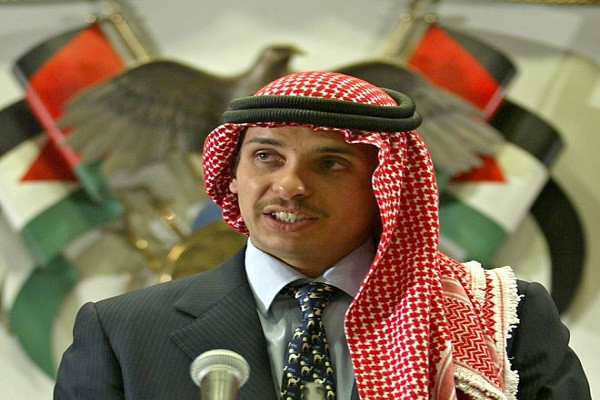 Trong đoạn video gửi cho hãng BBC mới đây, Hoàng tử Jordan Hamzah bin Al Hussein (ảnh), người em cùng cha khác mẹ của Quốc vương Abdullah II, cho biết ông đang bị quản thúc tại gia và được yêu cầu ở nhà cũng như không được liên lạc với bất kỳ ai. Ảnh: Reuters.