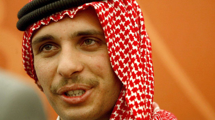 Hoàng tử Jordan Hamzah bin Al Hussein sinh ngày 29/3/1980, là con trai lớn nhất của Nhà vua quá cố Hussein và người vợ thứ 4 sinh tại Mỹ - Hoàng hậu Noor. Ảnh: BBC.