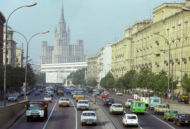 Đường phố Moscow tấp nập xe cộ.