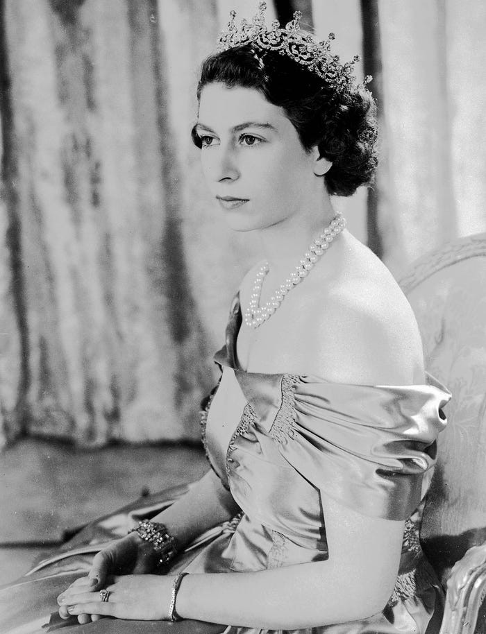Công chúa Elizabeth trong bức ảnh chụp năm 1949. Năm 1953, bà đăng quang trở thành Nữ hoàng Anh Elizabeth II, sau khi cha của bà qua đời.