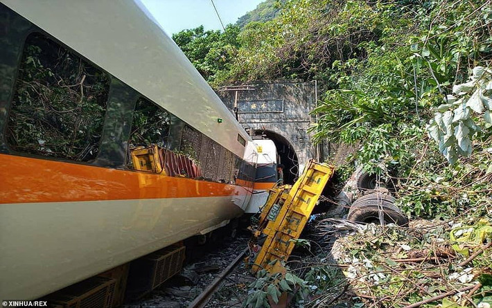 The Guardian đưa tin, vài giờ sau khi vụ tai nạn xảy ra, khoảng 80 đến 100 người đã được sơ tán khỏi 4 toa đầu tiên của đoàn tàu, trong khi các toa 5 đến toa 8 đã bị biến dạng và rất khó tiếp cận. 40 người mau chóng được đưa tới bệnh viện. Ảnh: Xinhua.
