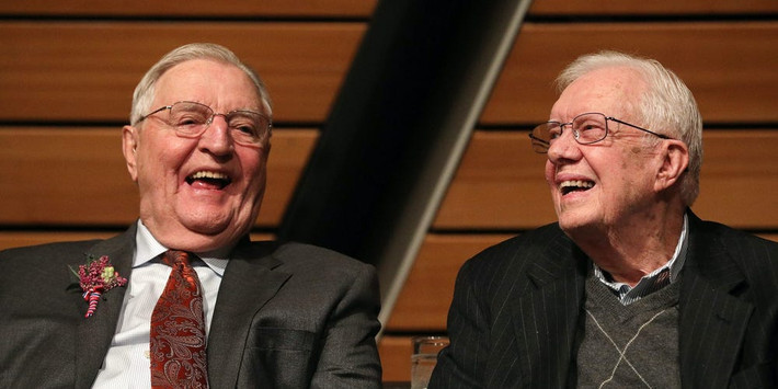 Cựu Tổng thống Mỹ Jimmy Carter (phải) đã gửi lời chia buồn với gia đình ông Walter Mondale (trái), đánh giá ông là một trong những vị Phó Tổng thống tốt nhất trong lịch sử nước Mỹ. Ảnh: Getty.
