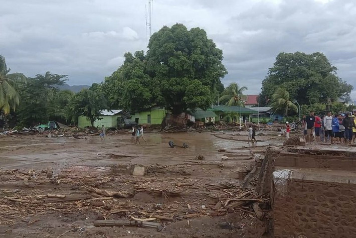 Hàng chục ngôi nhà ở làng Lamenele trên đảo Adonara, tỉnh Đông Nusa Tenggara, bị vùi trong bùn đất. Ảnh: AP.