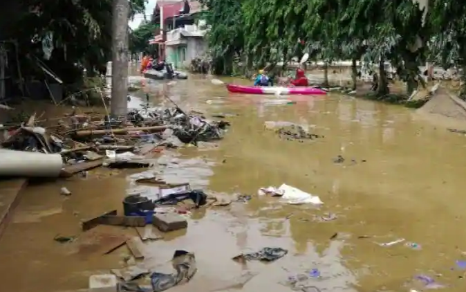 Tại một ngôi làng khác, Waiburak, 3 người thiệt mạng và 7 người vẫn mất tích sau trận mưa kéo dài suốt đêm khiến nước sông tràn bờ. Trong khi đó, 4 người bị thương đang được điều trị tại một trạm y tế địa phương. Ảnh: WN.