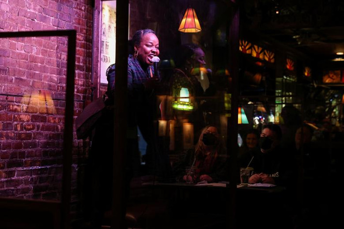 Một nghệ sĩ hài biểu diễn tại Comedy Cellar hôm 2/4.