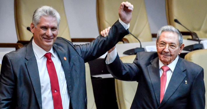 Ông Raul Castro nêu rõ đồng chí Miguel Díaz-Canel đã trải qua 15 năm đảm nhiệm thành công nhiều vị trí, đồng thời nhấn mạnh rằng trong 3 năm qua, đồng chí Díaz-Canel đã thành công trong việc củng cố sự gắn kết giữa các cơ quan cấp cao của Đảng, Chính phủ và Nhà nước. Ảnh: Reuters.