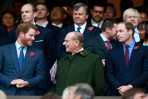 Theo Insider, khi còn sống, Hoàng thân Philip dường như rất thân thiết với hai cháu trai, Hoàng tử Harry và Hoàng tử William. (Nguồn ảnh: Insider)