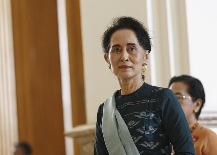 Tuy nhiên, theo luật sư Min Min Soe, một tuần trước, bà Suu Kyi bị cáo buộc vi phạm Đạo luật Bí mật Chính thức. Nếu bị kết án, bà Suu Kyi có thể phải chịu mức án lên tới 14 năm tù giam. Ảnh: Reuters.