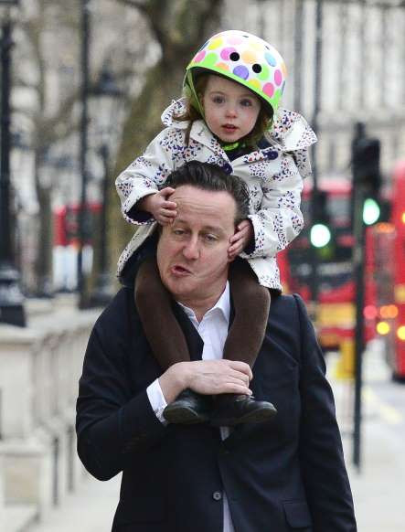Bức ảnh ghi lại biểu cảm hài hước của Thủ tướng Anh David Cameron khi đưa con gái Florence Cameron tới trường mẫu giáo ngày 11/3/2014. Ảnh: MSN.