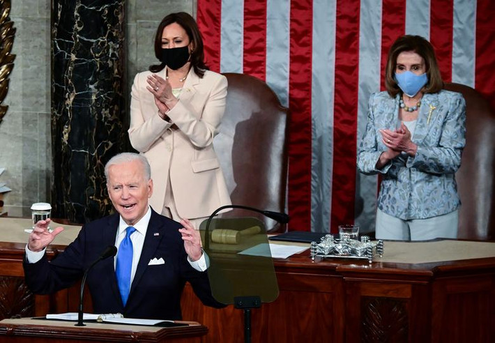 Trong bài phát biểu đầu tiên trước Quốc hội Mỹ, Tổng thống Biden đã tự hào nói về thành tựu trong cuộc chiến chống COVID-19 của chính quyền ông, trong đó có việc phân phối hơn 200 triệu liều vaccine cho người dân kể từ khi ông nhậm chức.