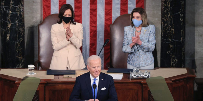 Phó Tổng thống Mỹ Kamala Harris và Chủ tịch Hạ viện Nancy Pelosi trở thành hai người phụ nữ đầu tiên chủ trì cuộc họp Quốc hội khi một Tổng thống đương nhiệm phát biểu trước Quốc hội.