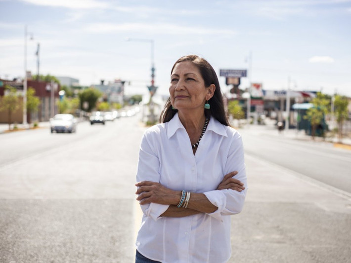 Nghị sĩ Deb Haaland cũng là người Mỹ bản địa đầu tiên được bầu vào Quốc hội Mỹ. Bà là thành viên của bộ lạc Laguna Pueblo.