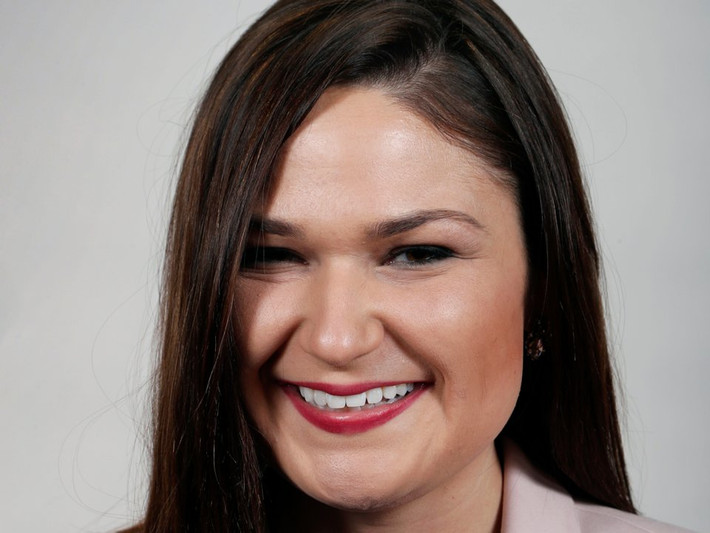 Abby Finkenauer, sẽ bước sang tuổi 30 vào ngày 27/12, cũng nằm trong số những phụ nữ trẻ nhất được bầu vào Quốc hội Mỹ, sau khi đánh bại “đối thủ” Đảng Cộng hòa Rod Blum tại điểm bầu cử số 1 ở bang Iowa.
