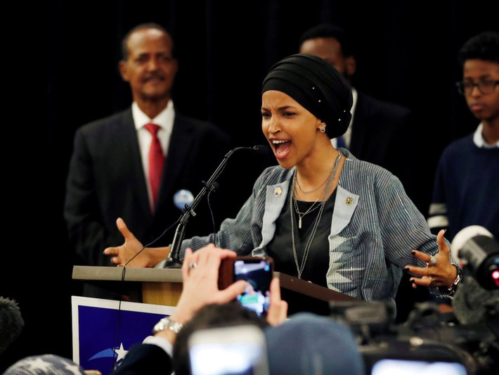 Người phụ nữ Hồi giáo thứ hai được bầu vào Quốc hội Mỹ là bà Ilhan Omar, một phụ nữ người Mỹ gốc Somali. Được biết, bà Omar tới Mỹ năm 1995 với tư cách là một người tị nạn.