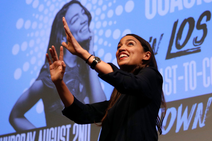 Ở tuổi 29, Alexandria Ocasio-Cortez trở thành người phụ nữ trẻ nhất được bầu vào Quốc hội trong lịch sử nước Mỹ.