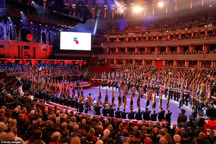 Tại Anh, Nữ hoàng cùng các thành viên cấp cao của gia đình hoàng gia và Thủ tướng Anh Theresa May tham dự Lễ hội tưởng nhớ tại nhà hát Royal Albert Hall ngày 10/11.