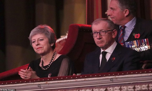 Thủ tướng Anh Theresa May và chồng, ông Philip May tại sự kiện kỷ niệm 100 năm kết thúc Thế chiến I.