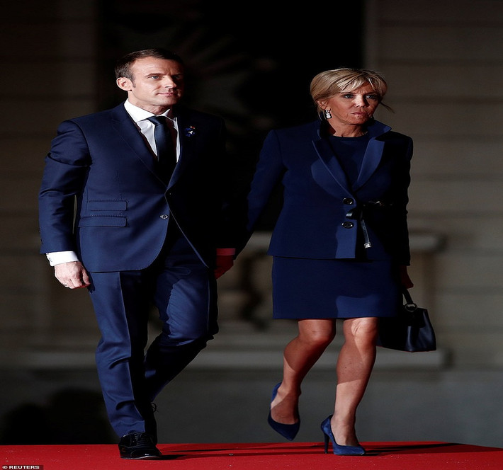Tổng thống Pháp Emmanuel Macron chủ trì bữa tối tiếp đón tại Bảo tàng Orsay, Paris, với sự góp mặt của nhiều lãnh đạo thế giới như Thủ tướng Đức Angela Merkel, Tổng thống Thổ Nhĩ Kỳ Recep Tayyip Erdogan, Thủ tướng Canada Justin Trudeau và Tổng thống Mỹ Donald Trump, trong sự kiện kỷ niệm Ngày Đình Chiến, 100 năm sau khi kết thúc Chiến tranh thế giới thứ nhất. Ảnh: Tổng thống Pháp Emmanuel Macron và phu nhân Brigitte Macron xuất hiện tại sự kiện.