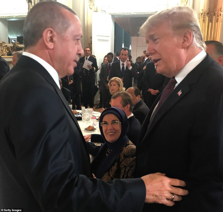 Tổng thống Mỹ Trump và Tổng thống Thổ Nhĩ Kỳ trò chuyện trong sự kiện.