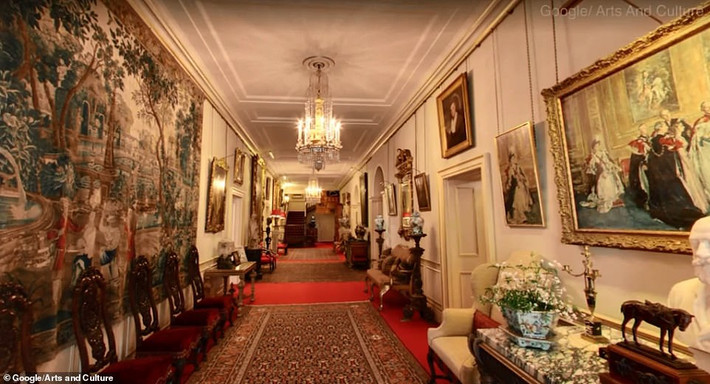 Khu vực hai bên lối vào của cung điện Clarence House được treo khá nhiều tranh. Ảnh: Daily Mail.