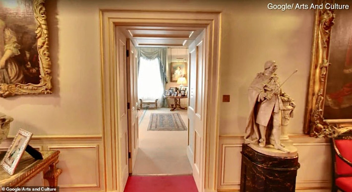 Lối vào Phòng Buổi sáng của tòa Clarence House. Có thể thấy một bức ảnh đóng khung chụp Nữ hoàng Anh Elizabeth II, mẹ của Thái tử Charles, được đặt trên bàn bên trái. Ảnh: Daily Mail.