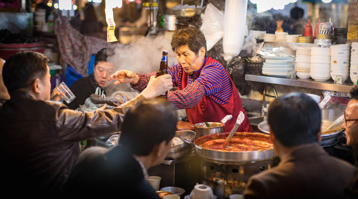 Chợ Gwangjang phục vụ nhiều món ăn đường phố truyền thống của nước này như bánh kếp bindetteok, mayak gimbab, miến trộn Japchae, sashimi, bánh gạo cay,...