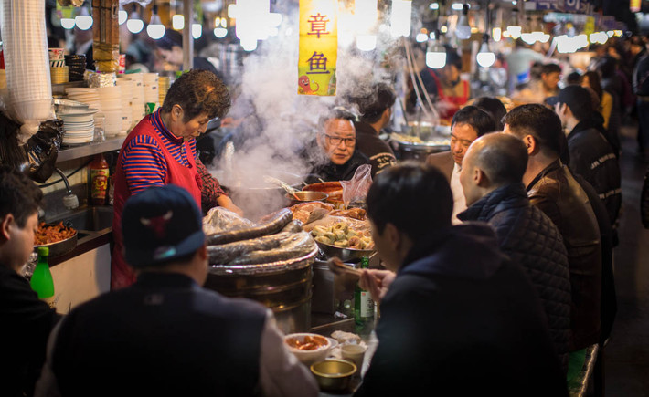 Mỗi quầy bán đồ ăn thường chỉ có một người bán phục vụ nên họ gần như phải "luôn chân luôn tay".