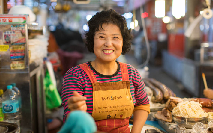 Cô Yoon, chủ một quầy thực phẩm mở cửa suốt hơn 20 qua trong chợ Gwangjang, luôn chào đón thực khách bằng nụ cười ấm áp, thân thiện.
