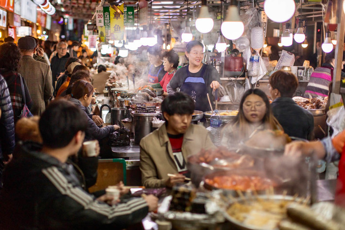 Theo Al Jazeera, chợ Gwangjang ở thủ đô Seoul là một trong những khu chợ lâu đời nổi tiếng ở Hàn Quốc. (Nguồn ảnh: Al Jazeera)