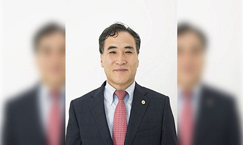 Hiện tại, ông Kim Jong Yang (ảnh) người Hàn Quốc và ông Alexander Prokopchuk người Nga đang là hai ứng viên sáng giá cho vị trí này. Người được bầu ra mới sẽ thay thế cựu Chủ tịch Mạnh Hoành Vĩ, người đang bị giam giữ tại Trung Quốc vì các cáo buộc hối lộ, đến hết nhiệm kỳ còn lại đến năm 2020. Ảnh: Interpol.