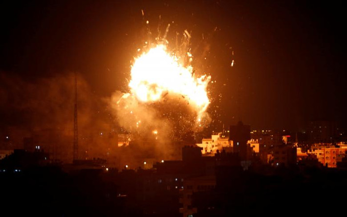 “Quả cầu lửa” bốc lên từ đài truyền hình của phong trào Hamas ở thành phố Gaza nhìn từ xa. Ảnh: Reuters.
