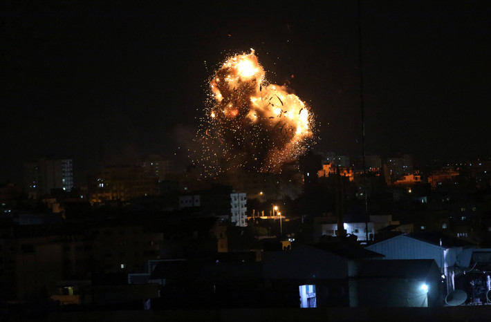Tòa nhà Đài truyền hình al-Aqsa của phong trào Hamas cháy dữ dội sau khi trúng bom đạn. Ảnh: AP.