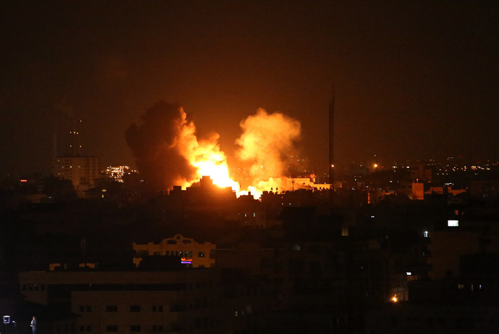 Những đợt pháo kích lẫn nhau giữa Israel và Palestine đã khiến ít nhất 8 thiệt mạng, trong đó có 7 người Palestine (gồm 2 chỉ huy của phong trào Hamas) và một binh sĩ Israel. Sau khi hứng chịu những đợt “mưa bom bão đạn” liên tiếp, Dải Gaza đã bị tàn phá nặng nề. Ảnh: AP.