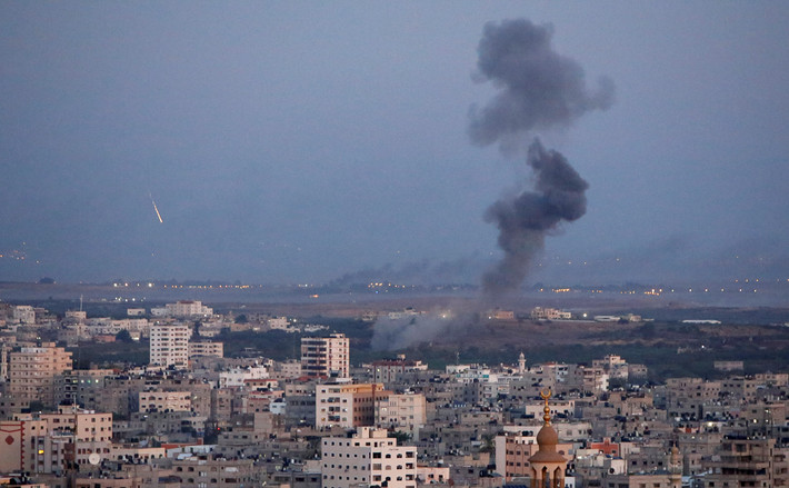 Khói đen bốc lên từ một địa điểm ở Gaza sau vụ tấn công từ phía Tel Aviv. Ảnh: Reuters.